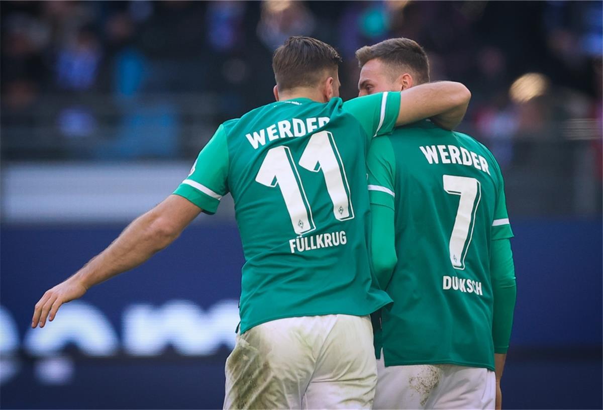 Hitziges Nordderby: Werder gewinnt beim HSV Bremens Niclas Füllkrug (links) feiert sein Tor zum 1:2 mit Marvin Ducksch.