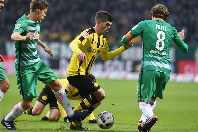 Bremens Niklas Moisander (links) und Clemens Fritz kämpfen gegen Dortmunds Christian Pulisic um den Ball.
