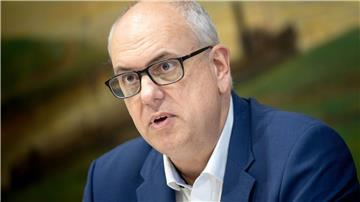 Bremens Regierungschef Andreas Bovenschulte sitzt bei einer Pressekonferenz.