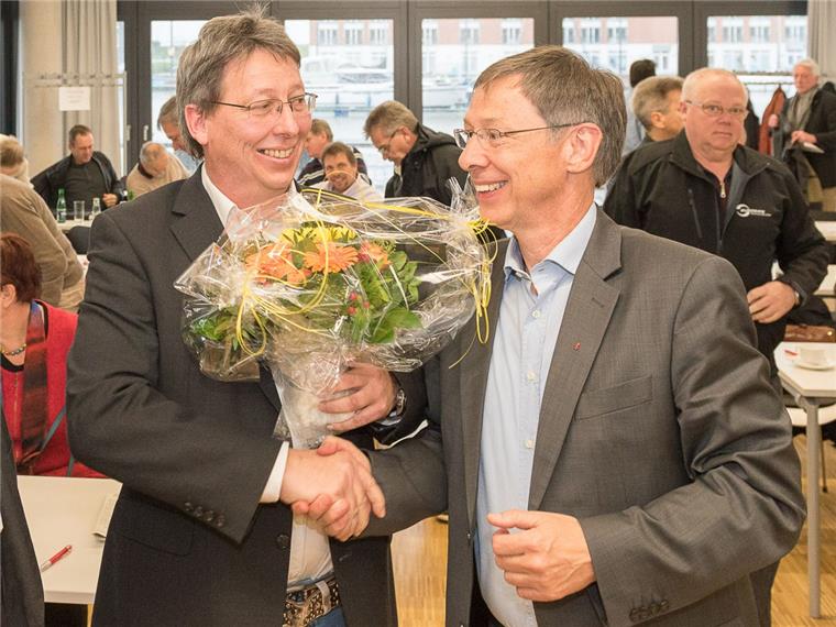 Lutz Bock ist Bremerhavens neuer DGB-Chef Bremens Regierungschef Carsten Sieling (SPD, rechts) gratuliert dem neuen Bremerhavener DGB-Vorsitzenden Lutz Bock zu seiner Wahl. Foto Adebahr