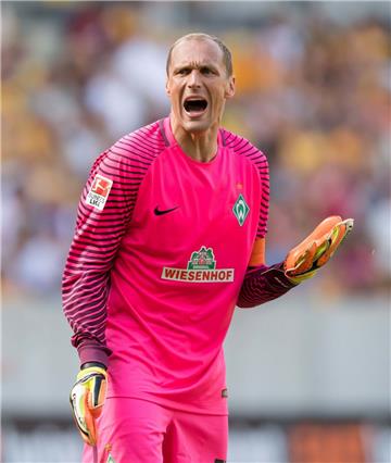 Bremens Torwart Jaroslav Drobny fällt wohl länger aus - er bekommt einen Gips. 