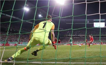 Bremens Torwart Jiri Pavlenka kann den äußerst umstrittenen Elfmeter von Münchens Robert Lewandowski nicht halten. 