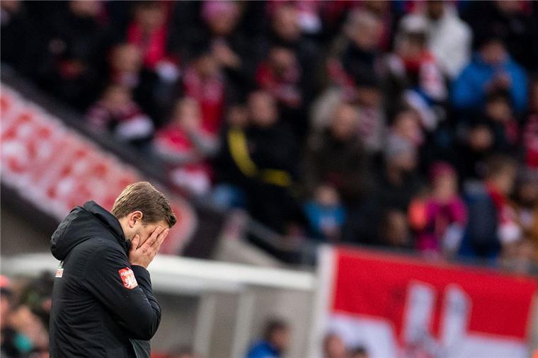 Bremens Trainer Florian Kohfeldt kann die erneute Niederlage nicht fassen.