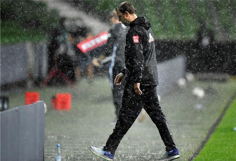 Werder-Coach Kohfeldt: „Können es deutlich besser.“ Bremens Trainer Florian Kohfeldt stand beim Hinspiel in der Relegation im eigenen Stadion nicht nur sprichwörtlich im Regen.