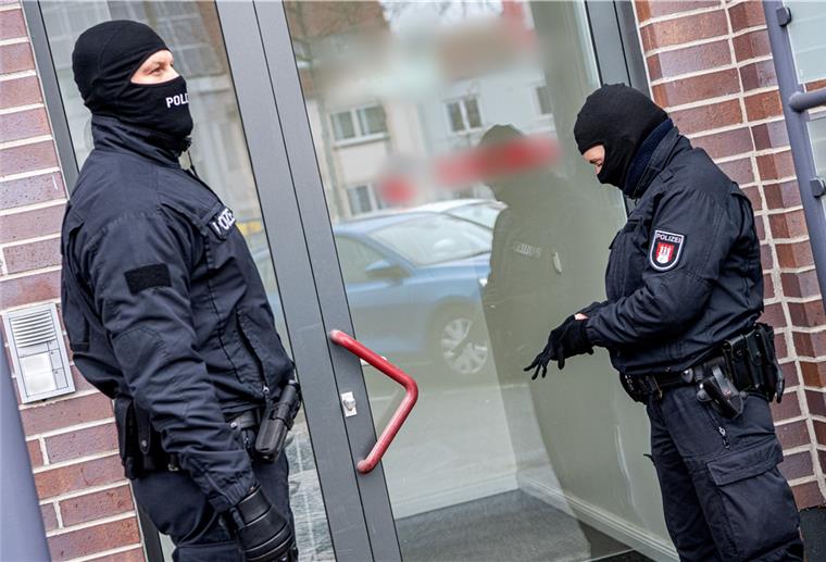Bremen: Chats führen zu den Clans Bremer Polizisten stehen bei ihrem Großeinsatz im kriminellen Milieu vor einem Gebäude in Hemelingen.