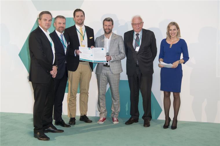 Gesundheit geht vor: Diese Krankenkasse gewinnt Preis mit innovativem Konzept Gruppenfoto der AOK-Vorsitzenden bei einer Preisverleihung.