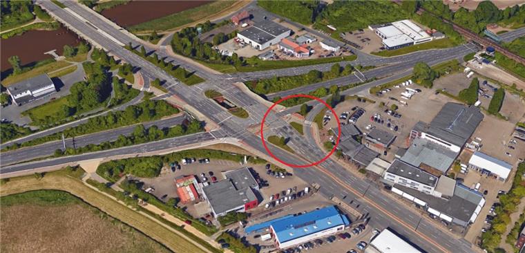Bremerhaven: Auf der Stresemannstraße in Fahrtrichtung Norden brach in Höhe des Autobahnzubringers an der Grimsbystraße die Ladefläche eines Anhängers durch.