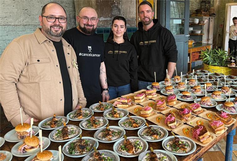 Berlinale-Charity: Diese Bremerhavener trumpfen zwischen Stars & Sternchen groß auf Bremerhaven beeindruckt Berlin (von links): Veranstalter Timo Wentzel mit Arthur Schäfer, einer Mitarbeiterin von „Cakes and Bowls“ und Dennis „The Smasher“ Holstein aus Cuxhaven.