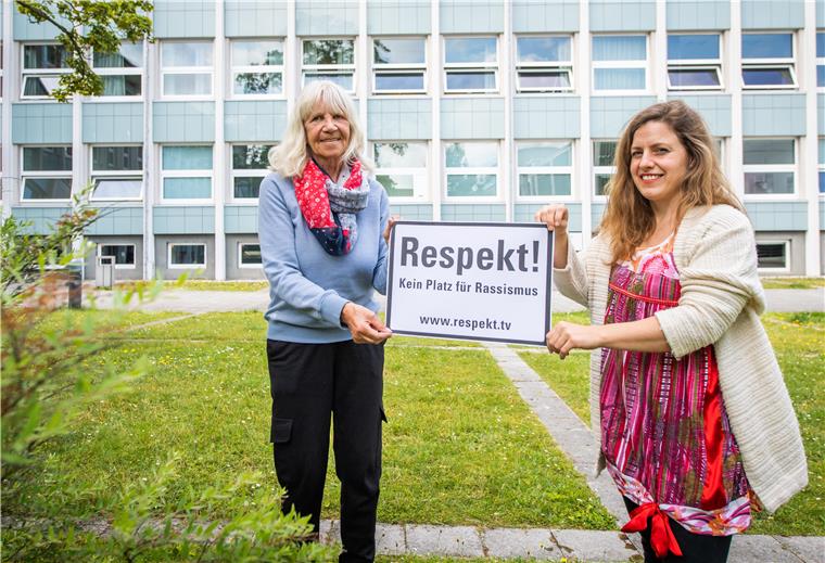 Bremerhaven bekommt Plakette für „Respekt“ Bremerhaven bekommt eine Plakette für Respekt. Angebracht werden soll diese an der Volkshochschule. Wie diese Plakette nach dem Druck ausssehen soll, zeigen die beiden Vertreterinnen der Stadtverordnetenversammlung Petra Brand (links) und Marnie Knorr.