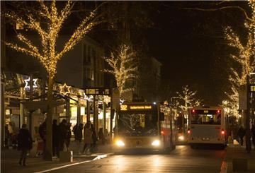 Busse mit Weihnachtsbeleuchtung