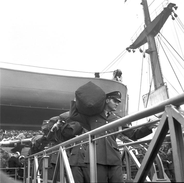Bremerhaven erinnert an Elvis-Hype 1958 Bremerhaven: Elvis Presley (vorn) verlässt mit seinem Gepäck über der Schulter den US-Truppentransporter "General Randall".