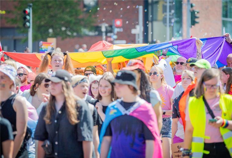 Bremerhaven feiert seinen zweiten Christopher-Street-Day mit einer Parade quer durch die Innenstadt. Der Parade schlossen sich auf dem Weg über die Kennedybrücke über die Lloydstraße und zurück zum Theodor-Heuss-Platz hunderte Leute an.