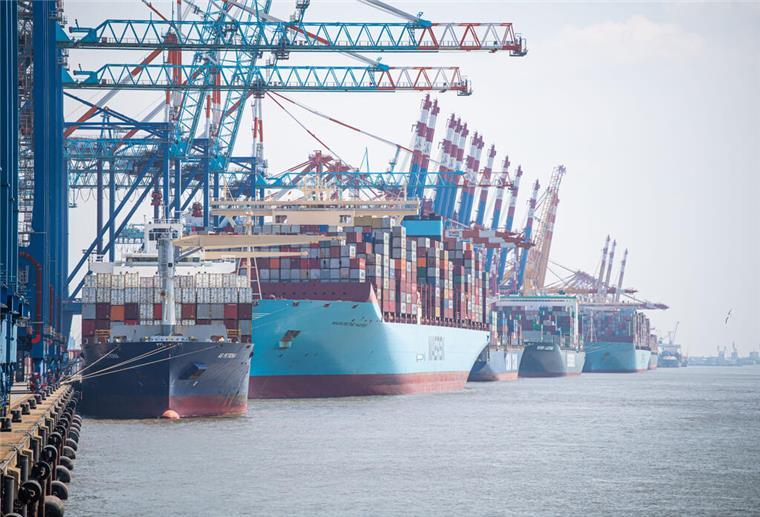 Mit Bremerhaven geht es bergab: Warum der Hafenumschlag im Sinkflug ist Mehrere Schiff liegen am Containerterminal