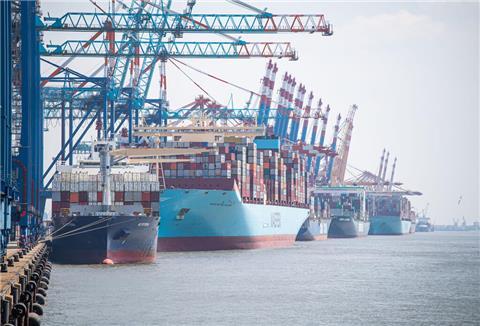 Mehrere Schiff liegen am Containerterminal