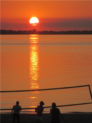 Bremerhaven hat viel mehr als nur wunderschöne Sonnenuntergänge, wie hier am Weserstrandbad. 