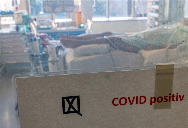 Bremerhaven und Bremen nehmen Corona-Patienten aus Sachsen auf Ein schwer an Covid-19 erkrankter Patient liegt auf der Corona-Intensivstation.