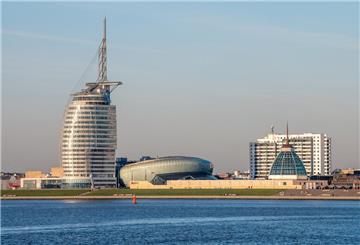Die Skyline von Bremerhaven mit dem Atlantic Hotel Sail City, dem Klimahaus, dem Auswandererhaus und Mein Outlet. Bremerhaven ist bei vielen Nordsee-Urlaubern ein beliebtes Ausflugsziel. Vor allem das Klimahaus und das Auswandererhaus ziehen Touristen an.