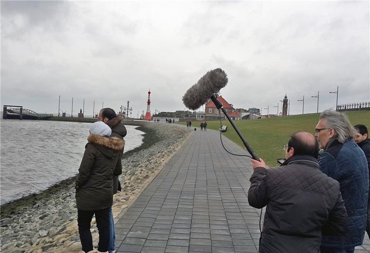 Bremerhaven-Filme ab Montag täglich frisch im Netz Bremerhaven ist unbedingt filmreif: Hier steht Regisseur Ulrich Scholz (vorne rechts) mit seinem Team bei Dreharbeiten am Deich.