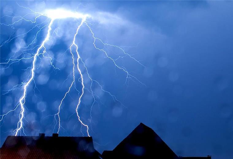 Hagel, orkanartige Böen und Gewitter: Nach der Hitze kommt jetzt das Mega-Unwetter Ein Blitz schlägt ein.