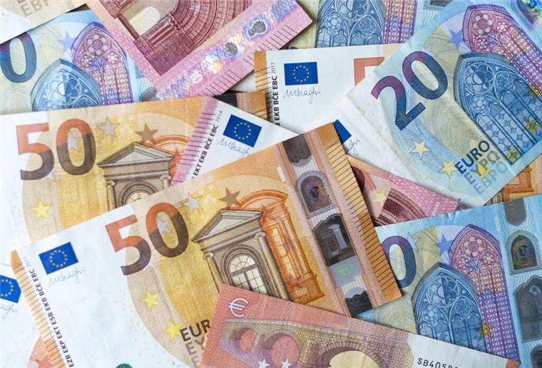 Stellenstreichungen in Bremerhaven: Stadt spart Millionen im Personalbereich Zahlreiche Banknoten von 10, 20 und 50 Euro liegen auf einem Tisch. In Bremerhaven sollen das Personaletat um rund 10 Millionen Euro gekürzt werden.