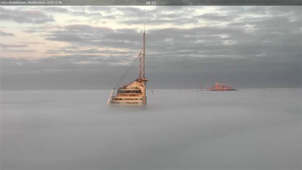 Bremerhaven versinkt am 2. Advent im Nebel. 