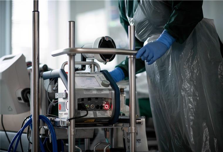 Bremerhaven: Ein neuer Corona-Todesfall Eine Mitarbeiterin der Pflege steht in einem Zimmer der Corona-Intensivstation des Universitätsklinikums Essen und bedient ein ECMO-Gerät, eine Herz-Lungen-Maschine.