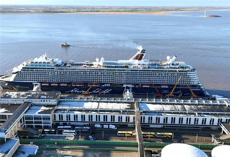 Kreuzfahrt-Highlights im April: Diese Schiffe steuern Bremerhaven an Die Mein Schiff liegt in Bremerhaven. Im April kommt die Mein Schiff 3 wieder in Bremerhaven an.