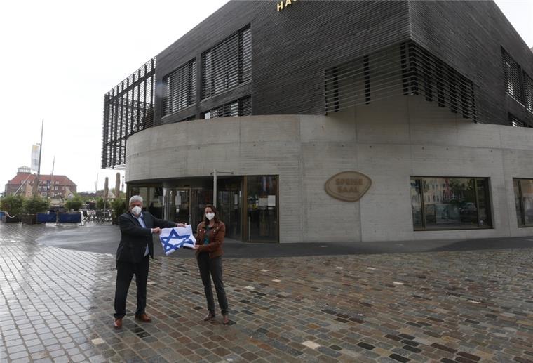 Grantz überreicht Auswandererhaus neue Israel-Fahne Bremerhavens Bürgermeister Meld Granz überreicht der Direktorin des Auswandererhauses Simone Blaschka eine neue Israel-Fahne.