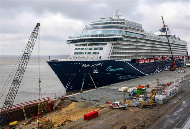 80-Millionen-Sanierung beendet: Bremerhavens Columbuskaje bereit für Zukunft PRODUKTION - 20.04.2023, Bremen, Bremerhaven: Das Kreuzfahrtschiff ·Mein Schiff 1· liegt an der Columbuskaje. Seit Ende 2021 wird die Bremerhavener Columbuskaje neu gebaut, nun sind die Arbeiten abgeschlossen. (zu dpa: «Sanierte Kaje in Bremerhaven - Bald mehr Kreuzfahrtschiffe?») Foto: Sina Schuldt/dpa +++ dpa-Bildfunk +++