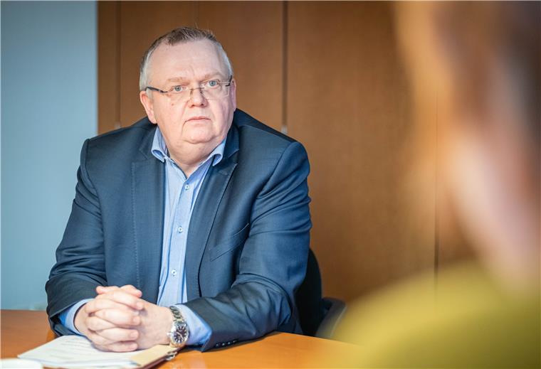 Bremerhaven schließt den Haushalt mit Plus ab Bremerhavens Kämmerer und Bürgermeister Torsten Neuhoff (CDU) im Gespräch über die aktuelle Finanzsituation der Stadt.