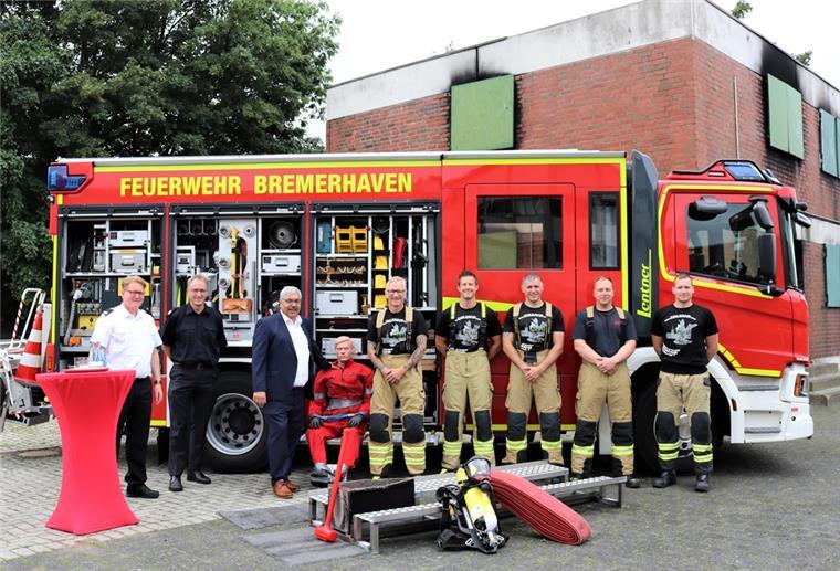 Bremerhaven: Feuerwehrbeamte sind Vize-Europameister Bremerhavens Oberbürgermeister Melf Grantz (3. von links) gemeinsam mit Feuerwehrbeamten aus der Seestadt.