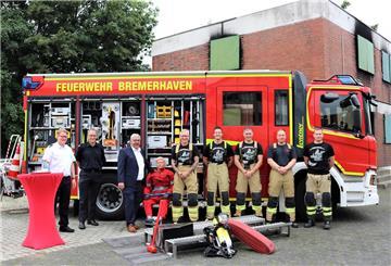 Bremerhavens Oberbürgermeister Melf Grantz (3. von links) gemeinsam mit Feuerwehrbeamten aus der Seestadt.