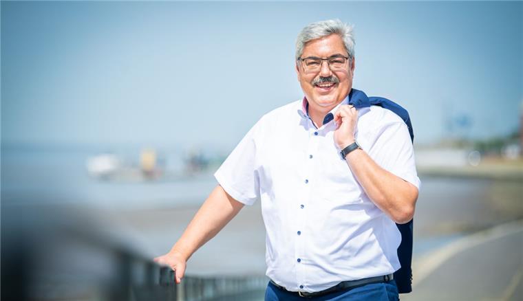 Darum braucht Bremerhaven mehr Einwohner Bremerhavens Oberbürgermeister Melf Grantz im Sommerinterview am Weserdeich.