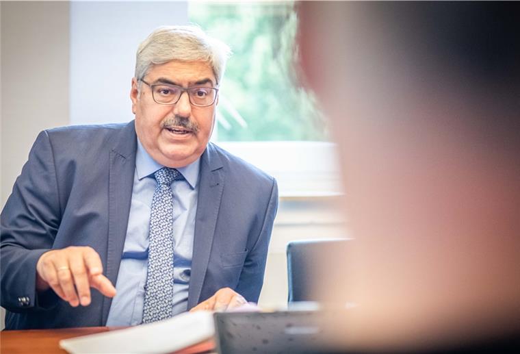 Bremerhaven: Notbremse bringt starke Einschränkungen Bremerhavens Oberbürgermeister Melf Grantz im Gespräch.