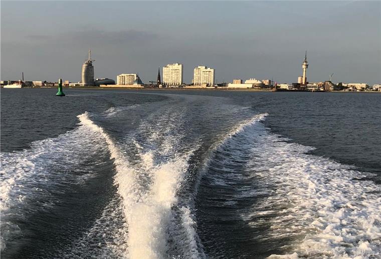 Bremerhaven: „Safari“ auf der Weser startet ab Mai Bremerhavens Skyline in der Rückwärtsansicht des schnellen Schlauchbootes.