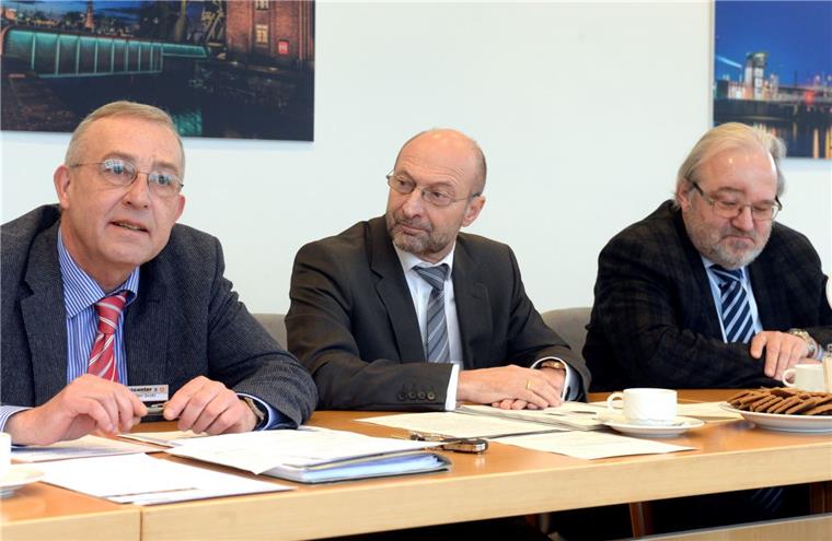 Sozialbetrug: Sozialdezernent poltert gegen Grüne Bremerhavens Sozialdezernent Klaus Rosche (SPD) stellte sich gemeinsam mit Götz von Einem und Friedrich-Wilhelm Gruhl vom Jobcenter (von rechts) den Fragen der Stadtverordneten zum Thema Sozialbetrug.