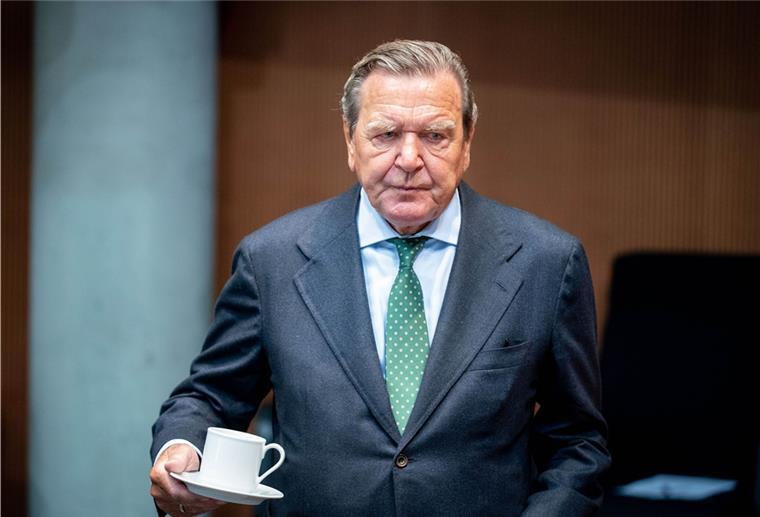 Bremerhavener SPD-Chef: Ex-Kanzler Schröder ist unerwünscht Bremerhavens SPD-Vorsitzender Martin Günthner ist verärgert über die eigene Parteispitze, die beim Thema Ex-Kanzler Gerhard Schröder (SPD) abtauche.