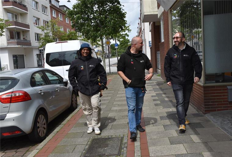 Bremerhavens Streetworker sind an sozialen Brennpunkten im Einsatz Drei Männer laufen nebeneinander auf dem Gehsteig und unterhalten sich dabei