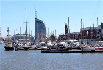 Marina im Neuen Hafen vor der Kulisse der Havenwelten