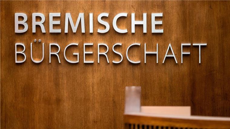 15 Parteien dürfen bei Bürgerschaftswahl in Bremen antreten „Bremische Bürgerschaft“ steht über dem Rednerpult im Plenarsaal.