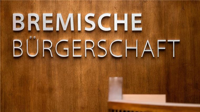 „Bremische Bürgerschaft“ steht über dem Rednerpult im Plenarsaal.