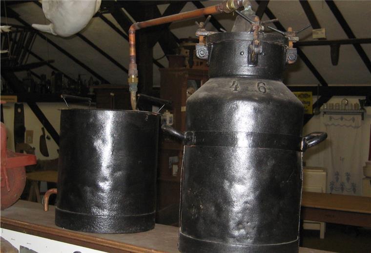 Brennapparatur von 1946 aus umgebauten Milchkannen im Heimatmuseum Debstedt.