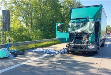 Brennbarer Stoff und Verkehrschaos: Auf der A27 bei Bremerhaven führt ein Lkw-Unfall zu langen Staus. Die Bergung des Gefahrguts ist kompliziert.
