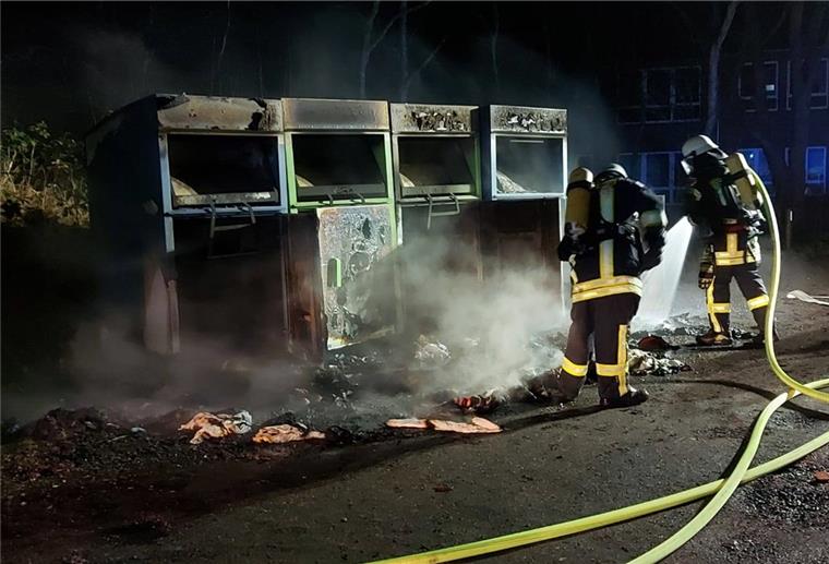 Serie der brennenden Container aufgeklärt Brennende Altkleidercontainer am Burhaver Marktplatz: Drei Einsätze hatte die Wehr Burhaves am frühen Montagmorgen. In der Nacht brannten bereits in Nordenham sechs Müllcontainer.