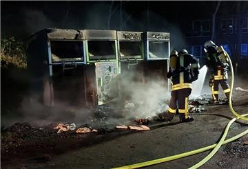 Brennende Altkleidercontainer am Burhaver Marktplatz: Drei Einsätze hatte die Wehr Burhaves am frühen Montagmorgen. In der Nacht brannten bereits in Nordenham sechs Müllcontainer.