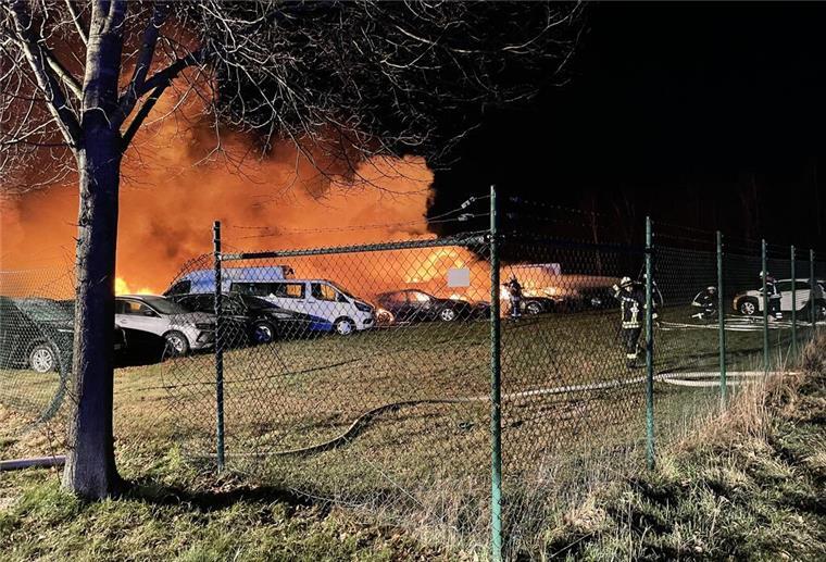 21 Autos brennen in Mulmshorn auf Gelände eines Leasing-Anbieters Auf einer eingezäunten Rasenfläche stehen brennende Fahrzeuge kurz nach Eintreffen der Feuerwehr.