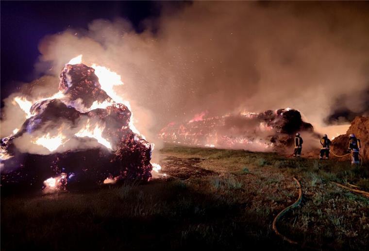 Strohballen verbrannt - rund 50.000 Euro Schaden Brennende Strohballen im Landkreis Walsrode. Das Feuer hat einen Schaden von etwa 50.000 Euro verursacht.