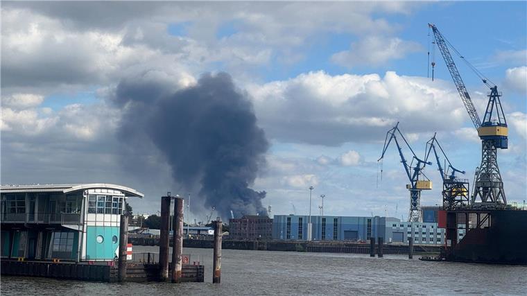 Feuerwehr zum Brand in Hamburg: Es gibt Verletzte Brennende Trümmerteile haben laut Feuerwehr mindestens ein weiteres Gebäude in Brand gesetzt.