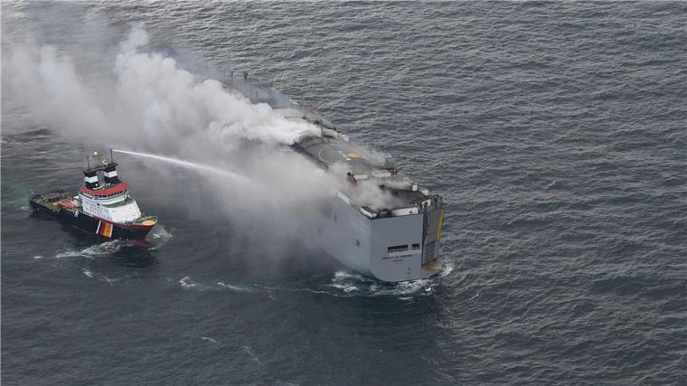 Feuer auf Frachter: Keine Kenntnisse von Ölverschmutzung Brennender Frachter „Fremantle Highway“ in der Nordsee.