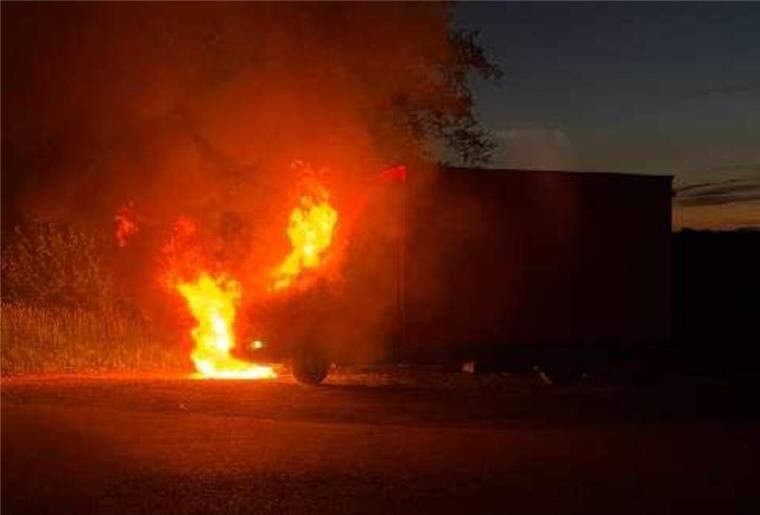 Unfall oder Brandstiftung? Transporter im Kreis Stade in Flammen Ein brennender Transporter